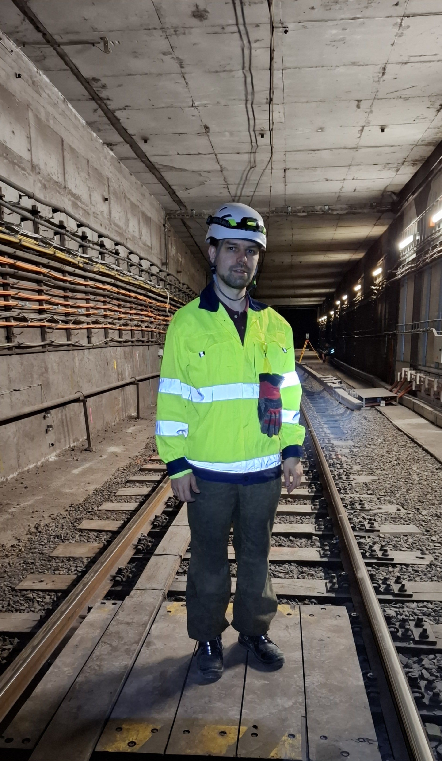 Odborníci z VŠB-TUO instalovali senzory na měření xylenu a benzínových výparů v metru D v Praze
